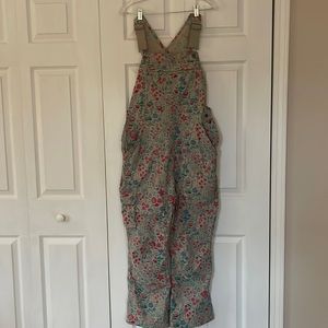 These are the cutest Duluth garden overalls!!